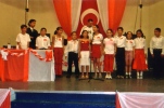 Im Jahre 2003 beim Kinderfest - Die 4 Klasse singt und ließt gedichte vor / 2003 yilinda - 23 Nisan Cocuk Bayrami Senliklerinde 4. Siniflar Siir ve Sarki okurken.