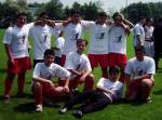 Jahr 2003 / 2003 Yilinda - Futbol Turnuvasinda oynayarak 2. olan bizim ögrencilerin, Stadin ortasinda Atatürk T-Sörtü ile cekildikleri Fotograf.
