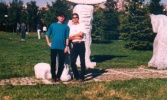 Vor 7 Jahren - In Ankara. In einem Park, vor einem historisch wertvollen Stein. / 7 sene önce - Ankara'da - Parkta - Tarihi degeri olan bir tasin önünde.